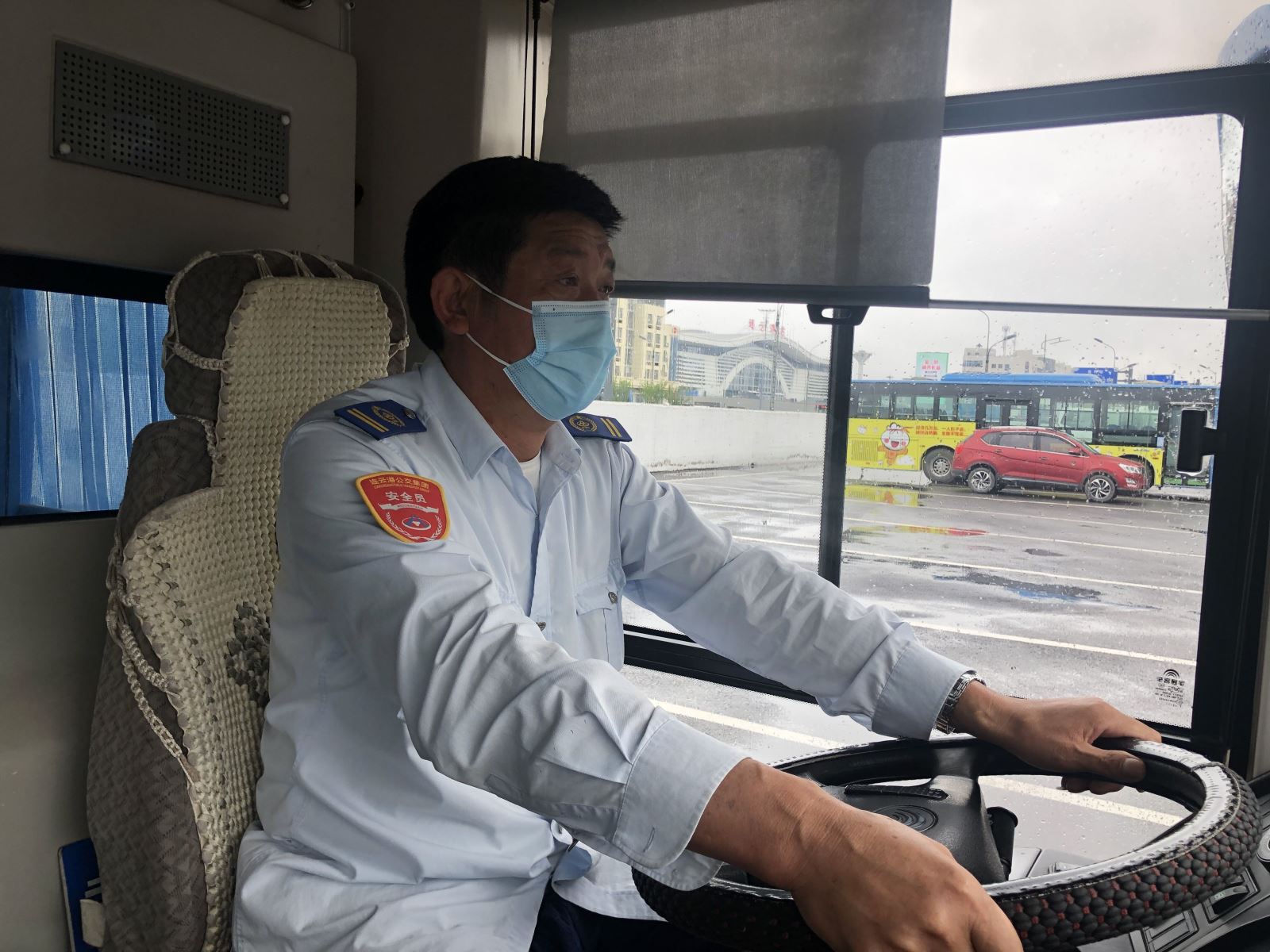 公交集團公交事業(yè)一部7路駕駛員陳守法 拾金不昧受贊揚