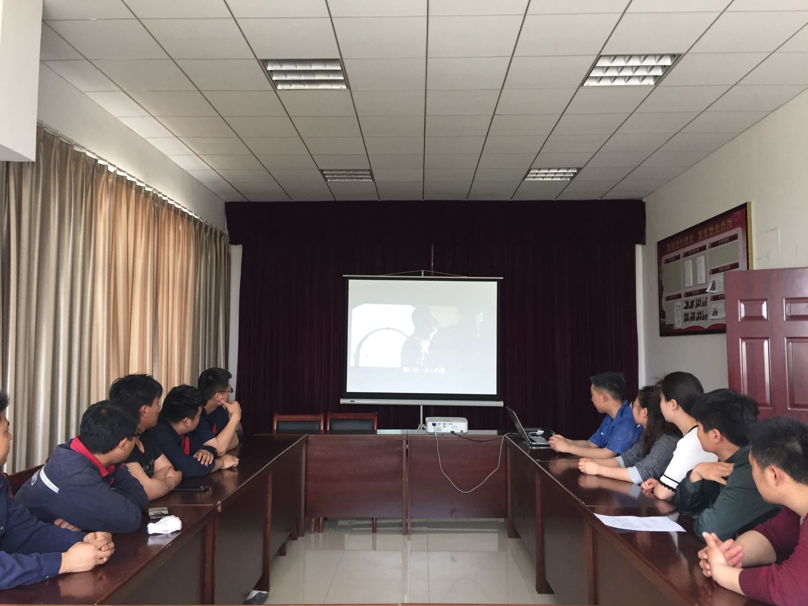 公交集團機務(wù)技術(shù)事業(yè)部開展“迎五四青年節(jié)”觀看紅色電影活動