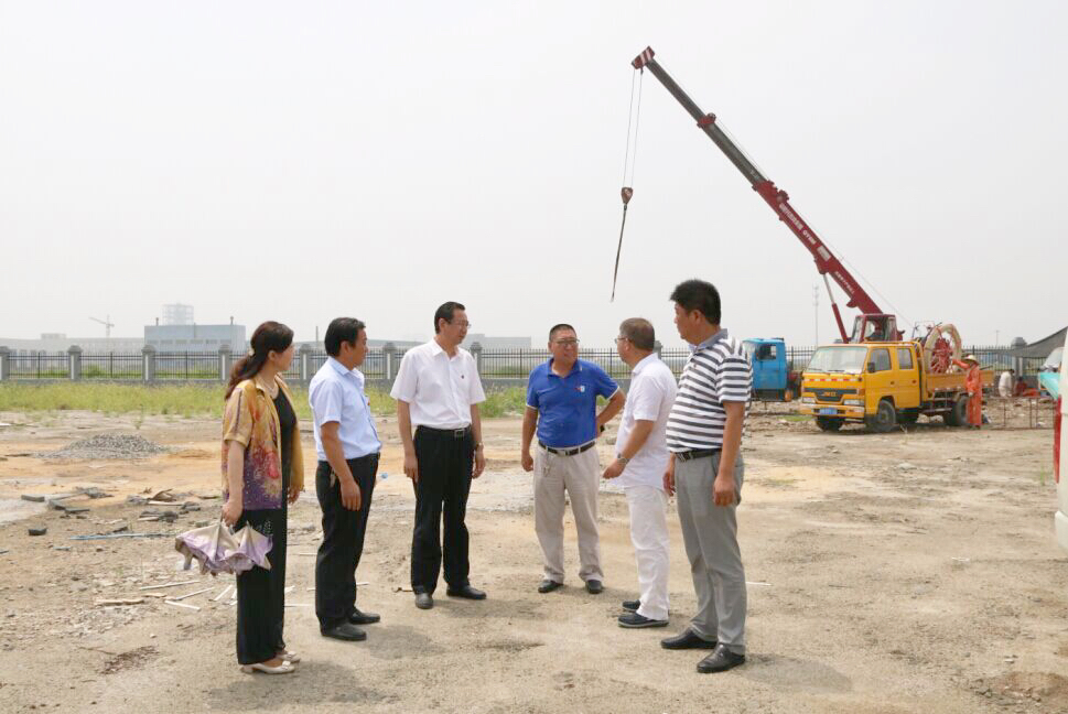 海通公交公司領(lǐng)導(dǎo)班子高溫天氣實地查看場站建設(shè)