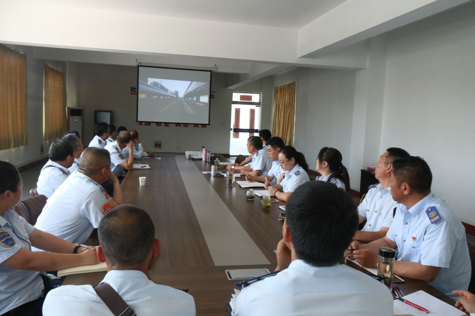 公交集團(tuán)海通公交公司召開(kāi)“我與企業(yè)共成長(zhǎng)”討論會(huì)議