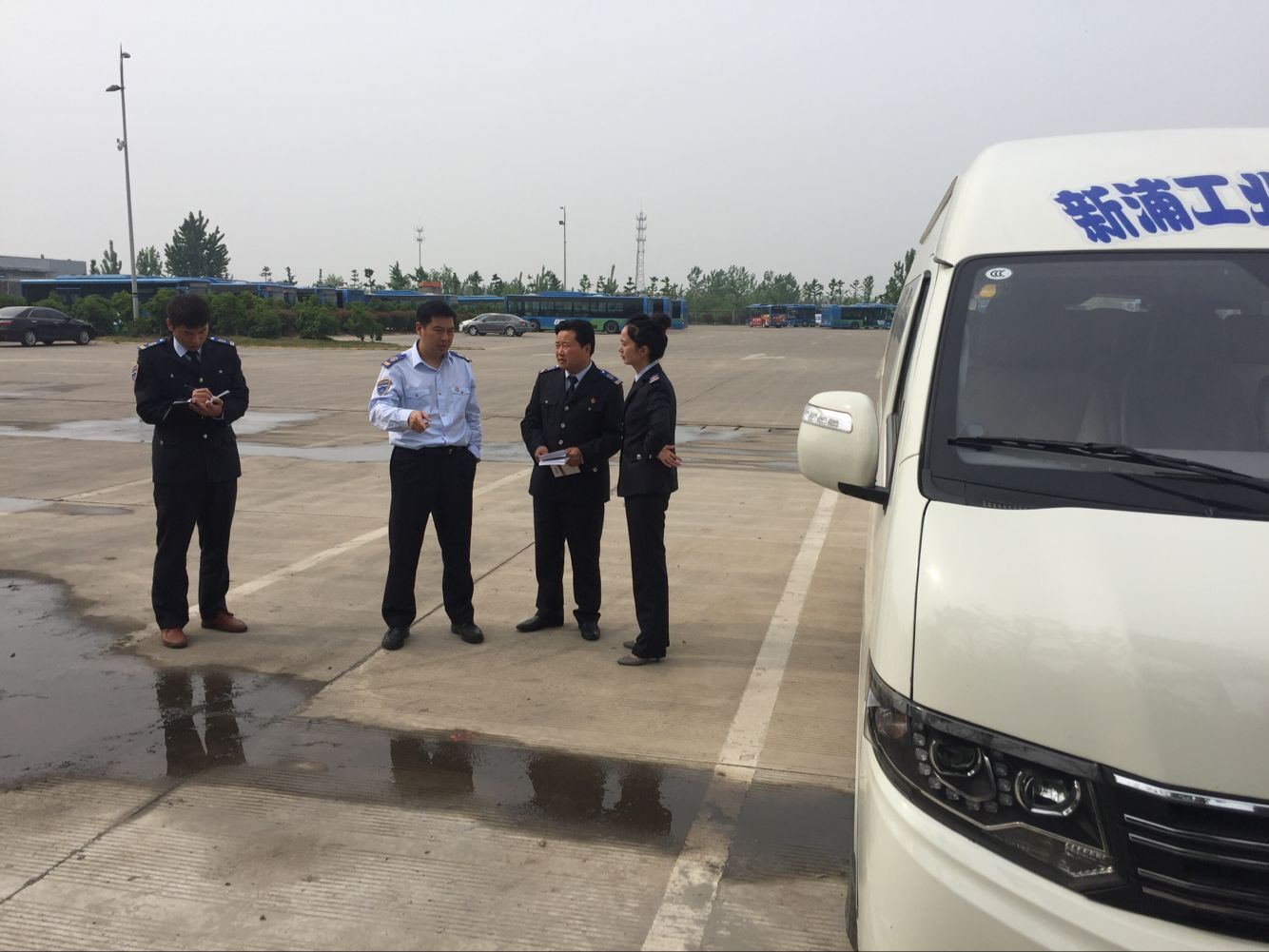 公交佳連公司積極配合充電設(shè)備安全檢查