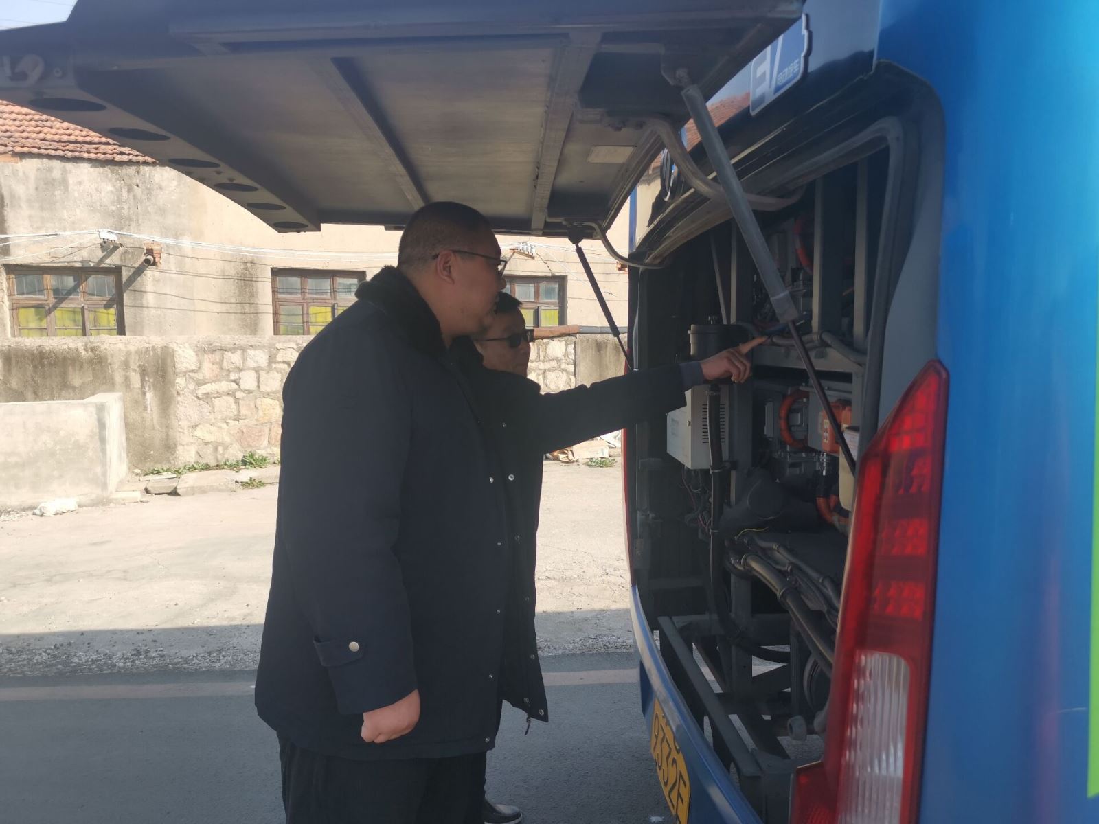 公交集團(tuán)公交事業(yè)一部開展純電動(dòng)車電池倉專項(xiàng)檢查工作