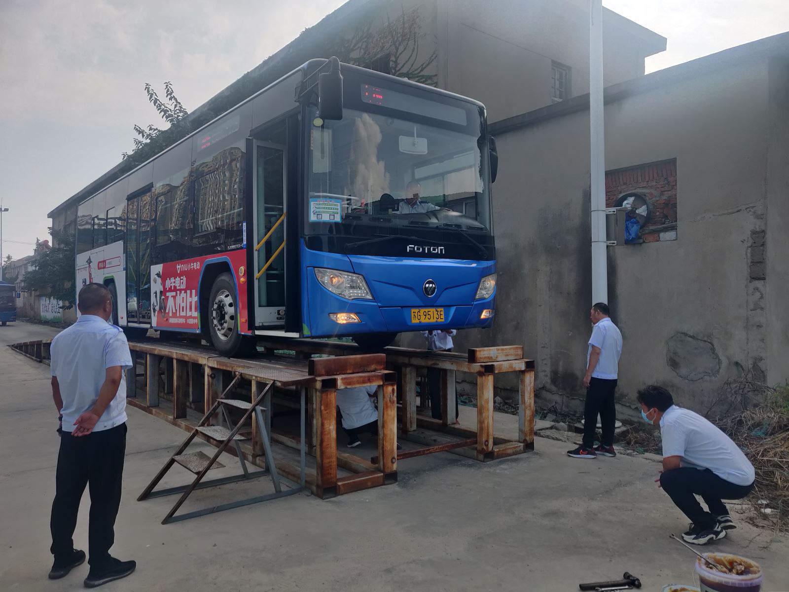 公交集團(tuán)公交事業(yè)一部開(kāi)展“雙節(jié)”前車輛檢查保障安全運(yùn)營(yíng)