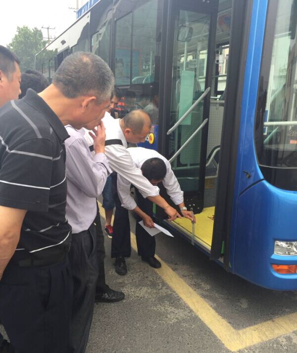 海通公交公司全力做好強(qiáng)降雨天氣應(yīng)對工作 保障市民安全出行