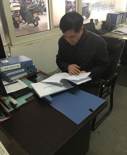 公交新浦公司對車隊(duì)基礎(chǔ)臺(tái)賬進(jìn)行檢查