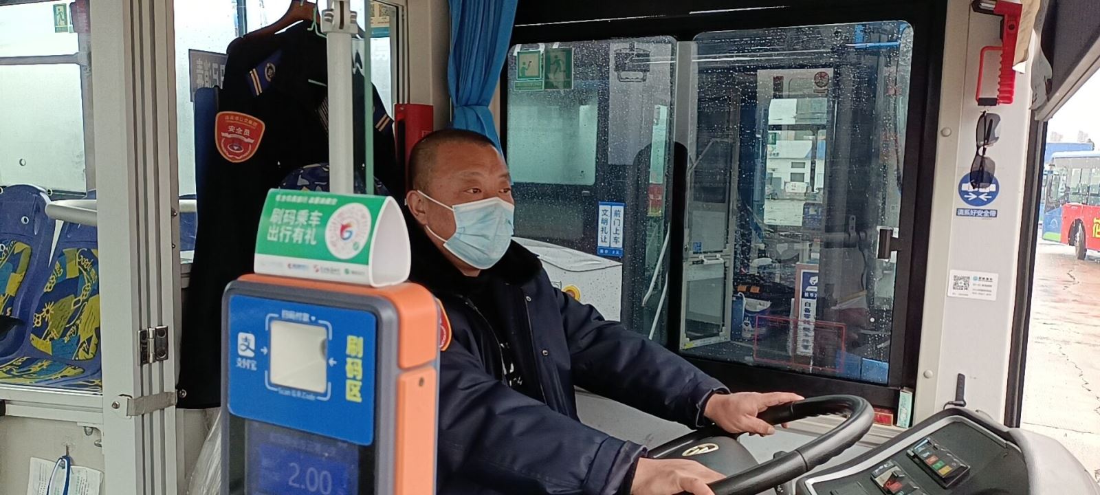 公交集團(tuán)公交事業(yè)一部22路駕駛員陳長青拾金不昧暖人心