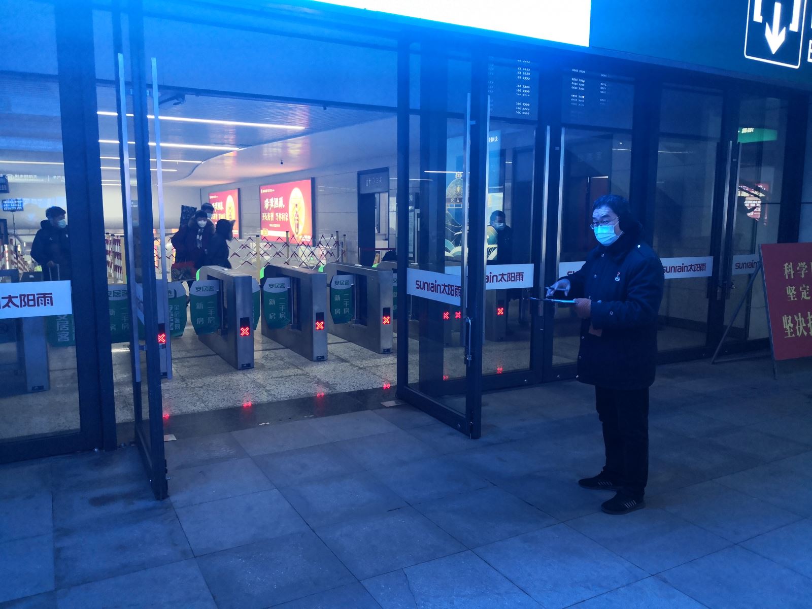 公交集團公交事業(yè)一部對高鐵夜間客流情況進行調研