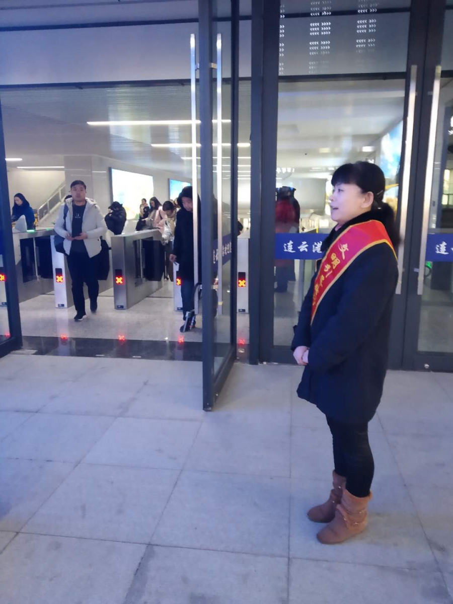 公交集團組織開展公交出行文明導(dǎo)乘服務(wù)活動