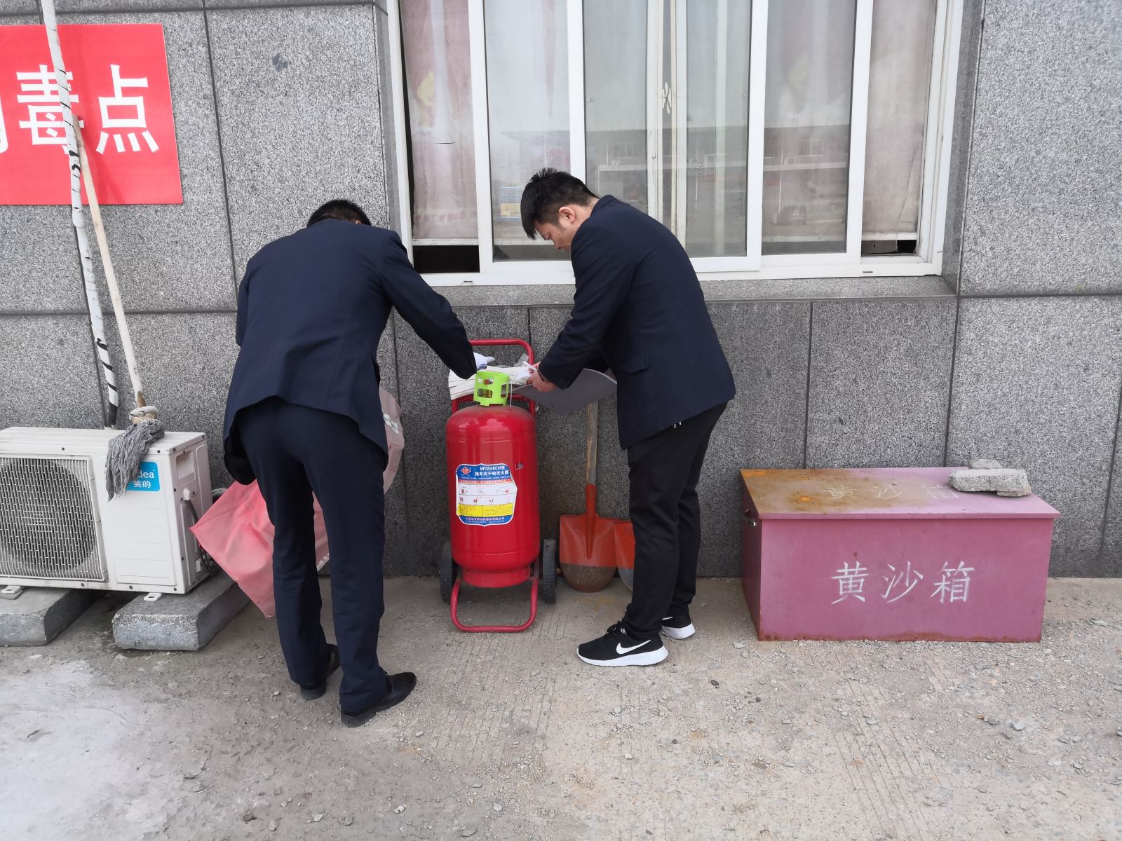 公交集團(tuán)公交事業(yè)二部開展“五一”節(jié)前安全生產(chǎn)專項大檢查