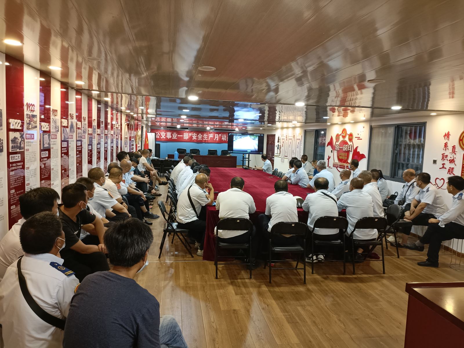 公交集團公交事業(yè)一部開展夏季涉水培訓(xùn) 筑牢安全防線