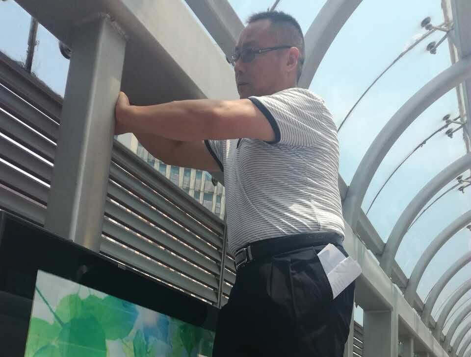 有這樣一個(gè)群體：快速公交總務(wù)科智能化維護(hù)人員