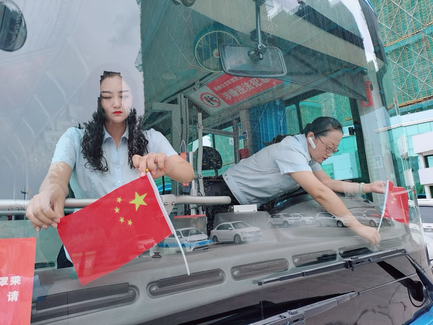 喜迎國(guó)慶懸掛國(guó)旗  道路上流動(dòng)的中國(guó)紅