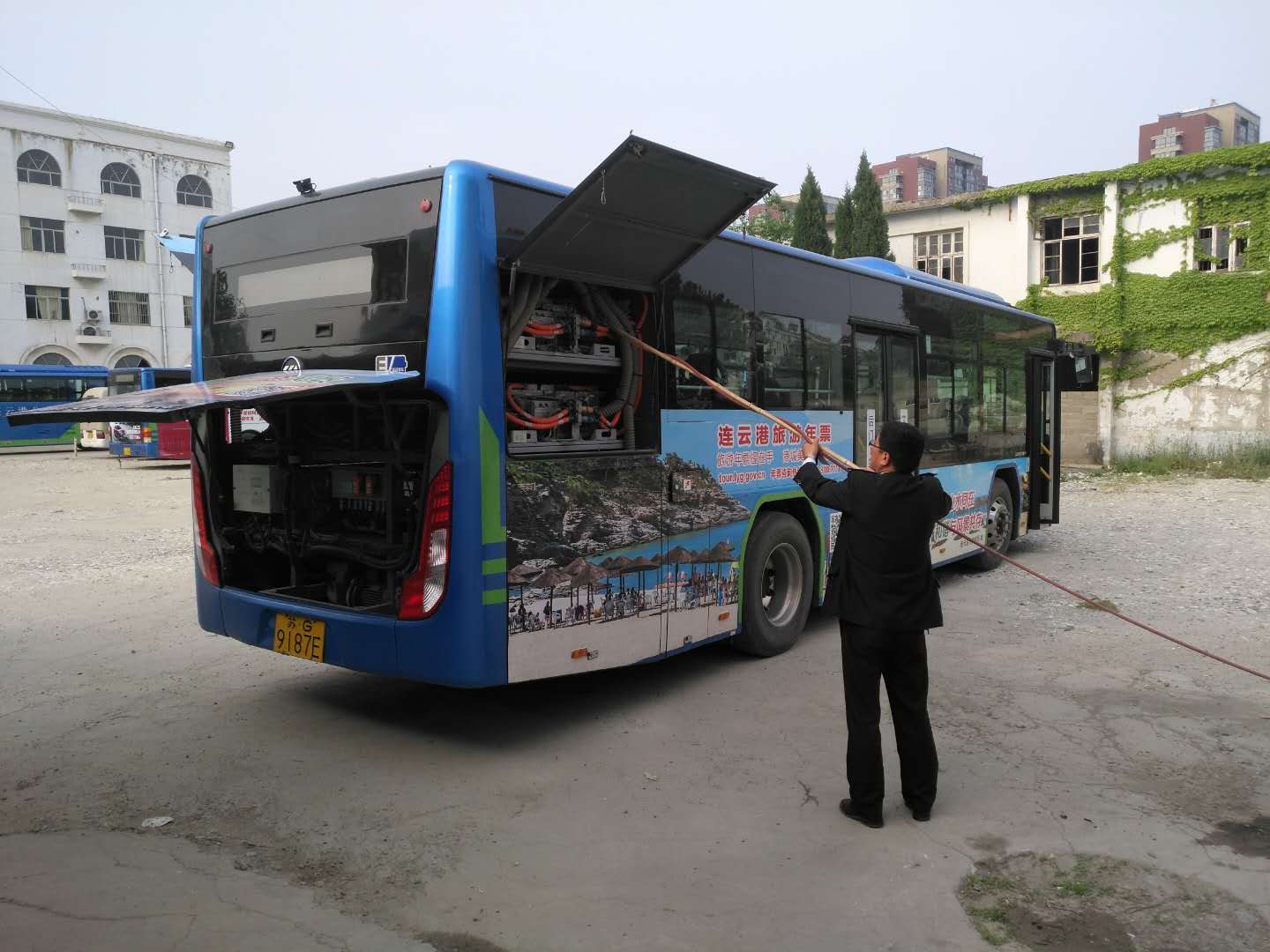 公交集團(tuán)公交事業(yè)一部積極落實(shí)楊、柳絮清理工作