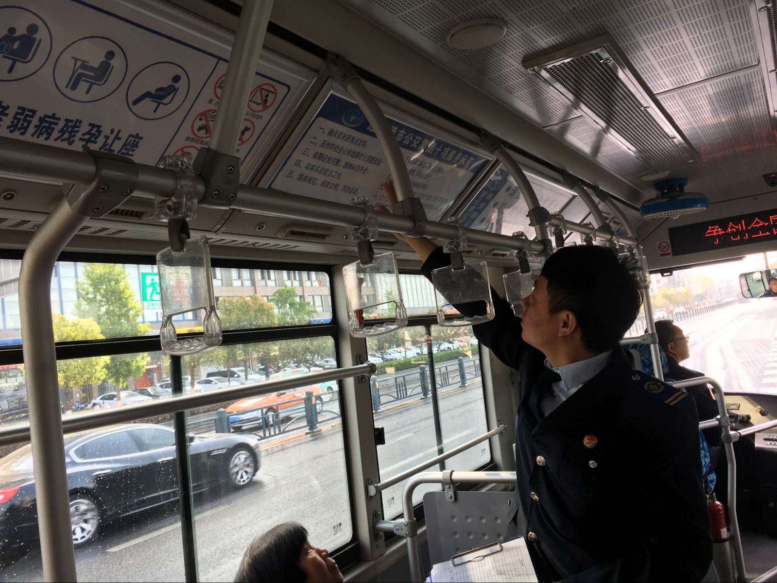 公交集團(tuán)海通公交公司開展服務(wù)規(guī)范大檢查