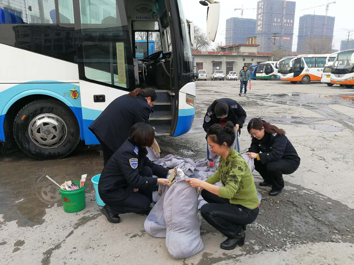 公交集團(tuán)佳連公司開展車輛大清洗活動