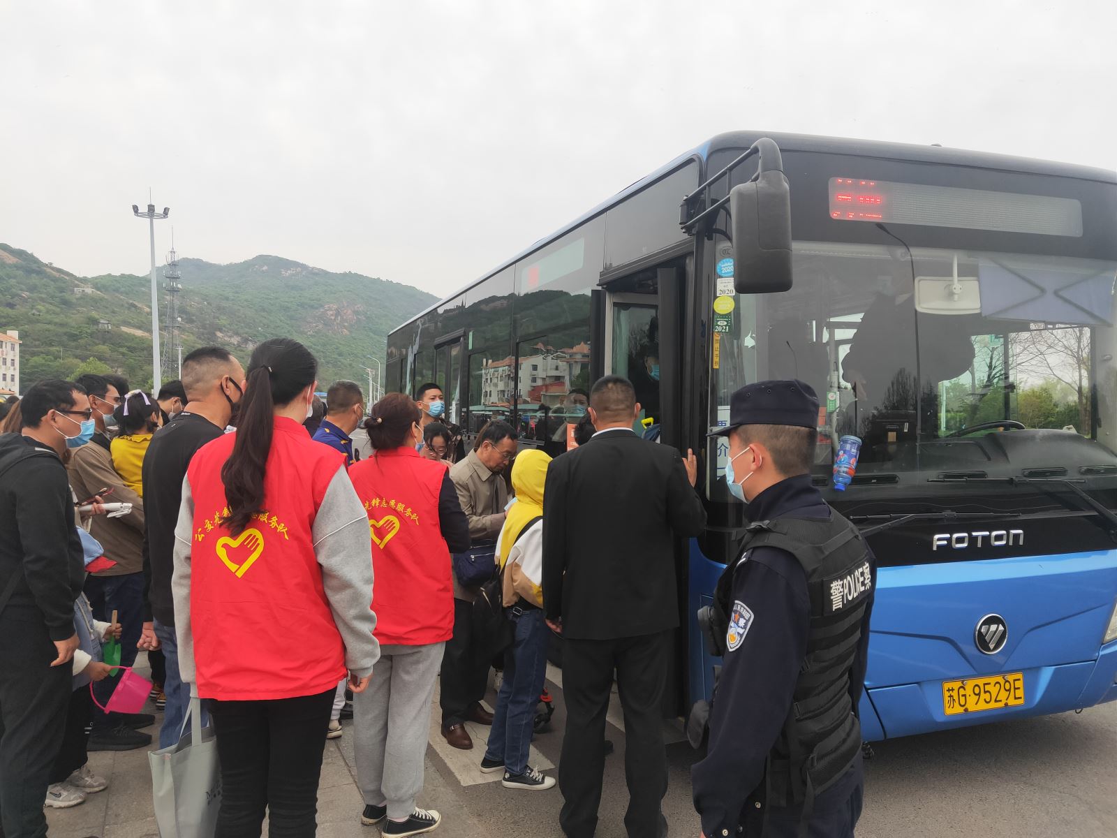 勞動節(jié)，公交志愿服務(wù)不停歇