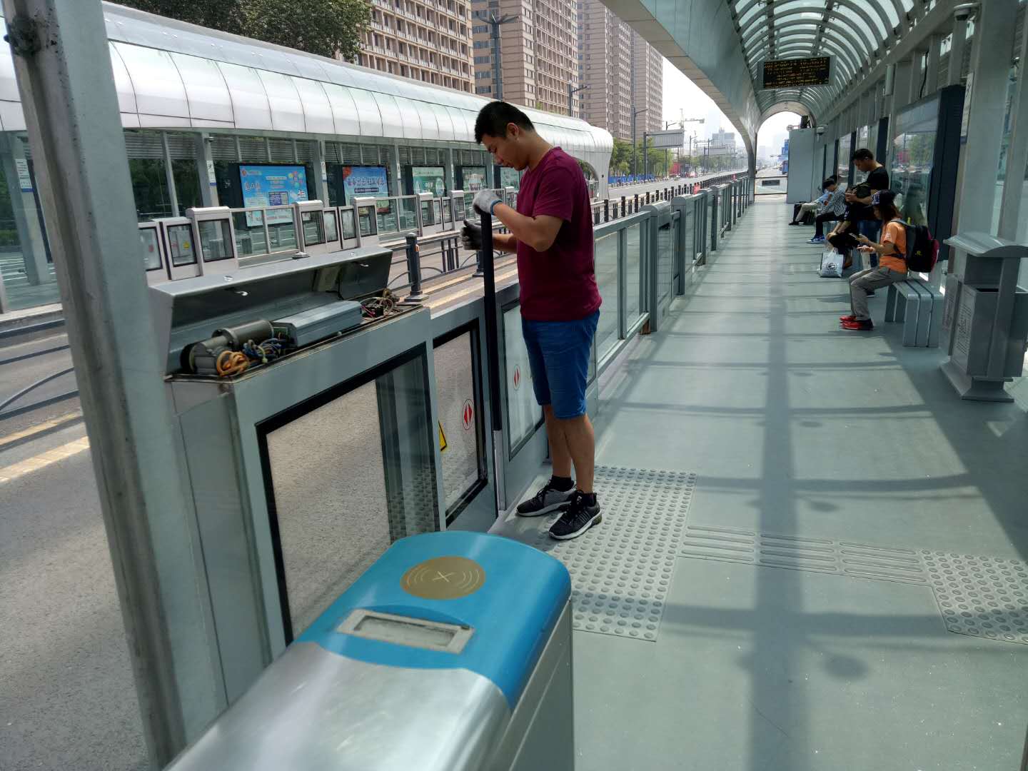 公交集團快速公交事業(yè)部對BRT站臺設施設備進行檢修