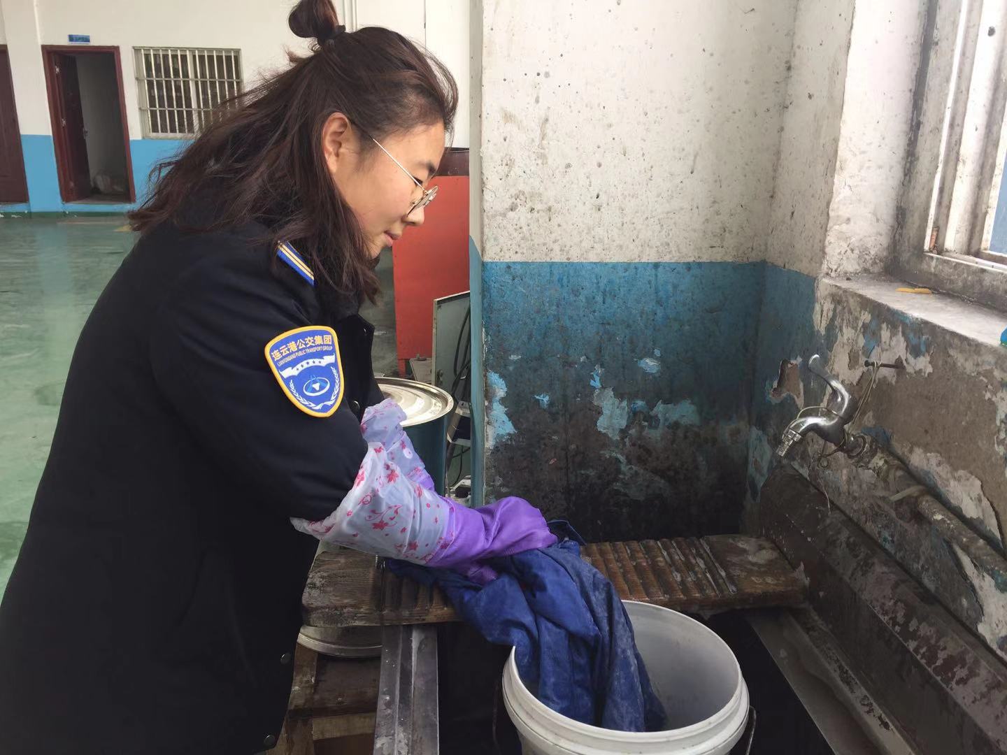 公交集團(tuán)機(jī)務(wù)技術(shù)事業(yè)部開展學(xué)雷鋒關(guān)愛(ài)活動(dòng)