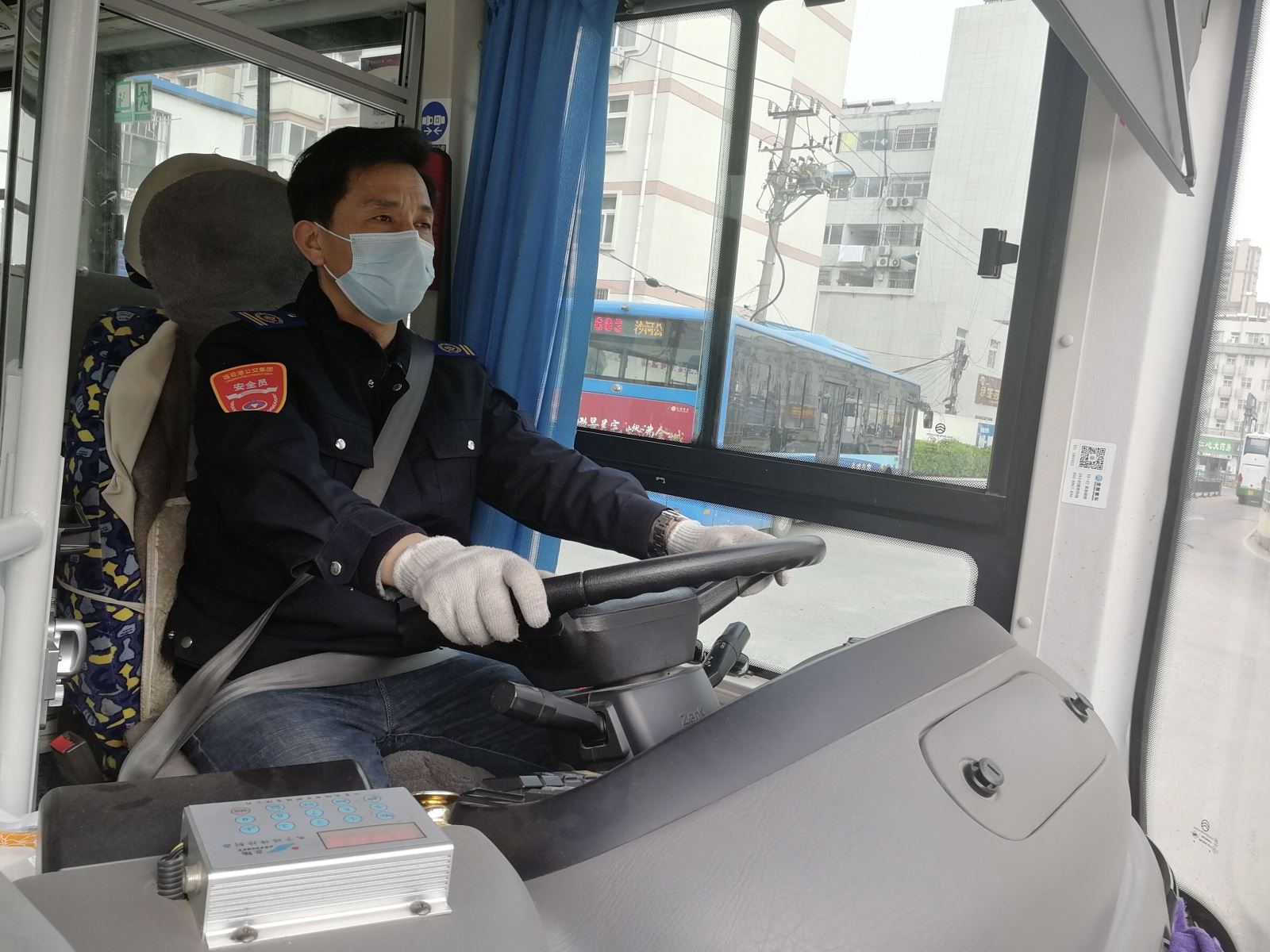 公交事業(yè)一部117路駕駛員方明輝 拾金不昧受表揚(yáng)