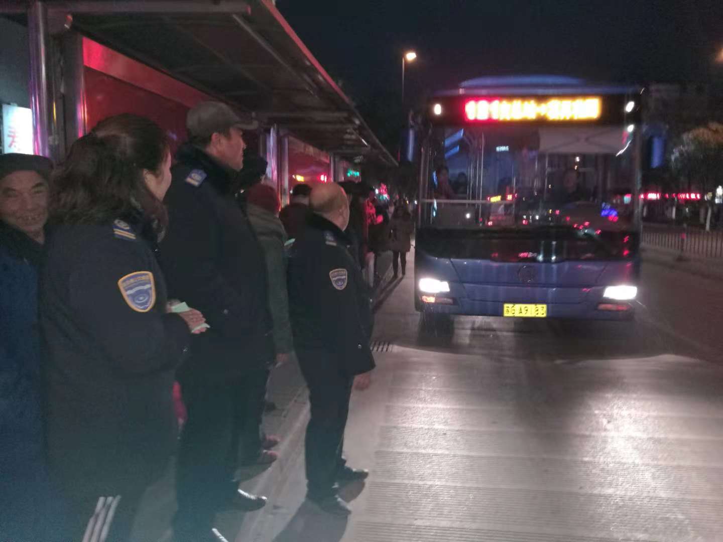 公交集團(tuán)權(quán)屬單位積極開展創(chuàng)文志愿服務(wù)活動(dòng)