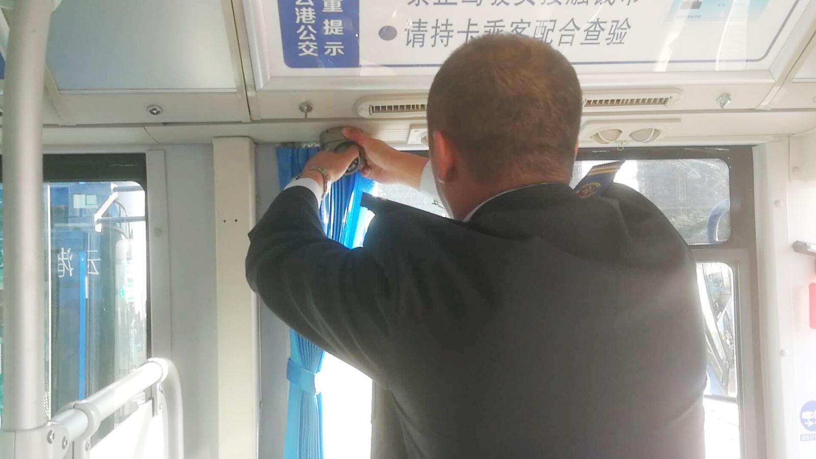 公交集團(tuán)海通公交公司開展車載監(jiān)控?cái)z像頭排查調(diào)整工作