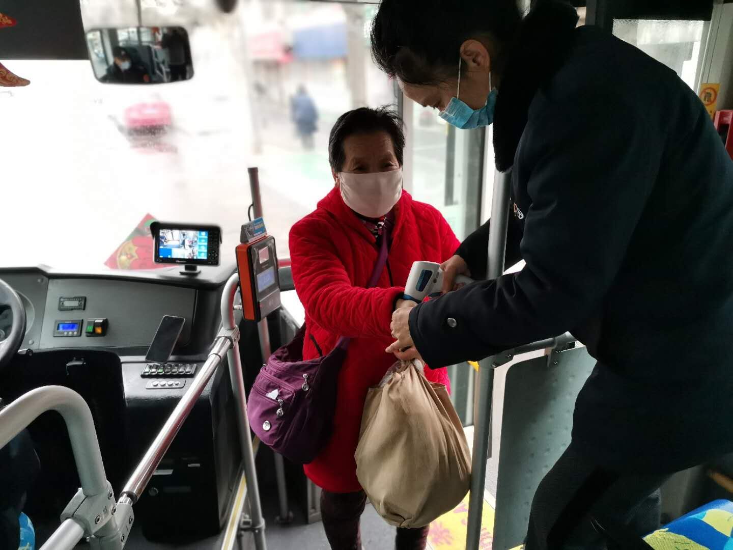 疫情防控期間   公交集團公交事業(yè)一部黨員同志在行動