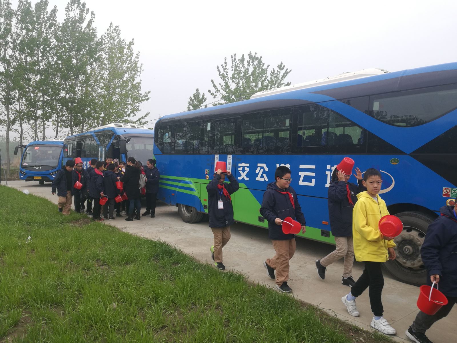 公交集團經(jīng)營發(fā)展事業(yè)部圓滿完成市晚報小記者田園采摘活動運輸工作