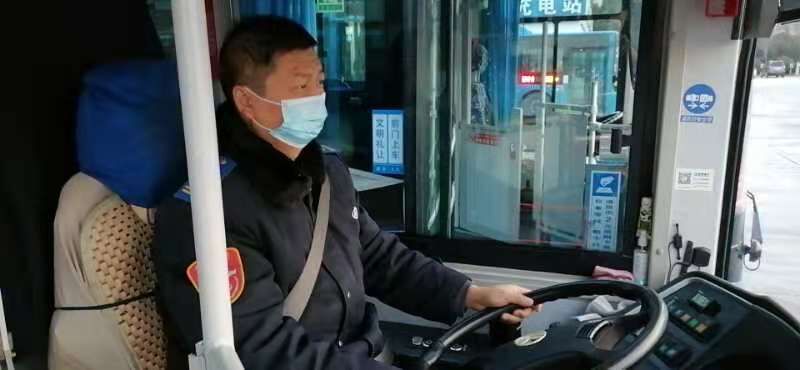 公交集團公交事業(yè)一部22路駕駛員周君 拾金不昧受表揚