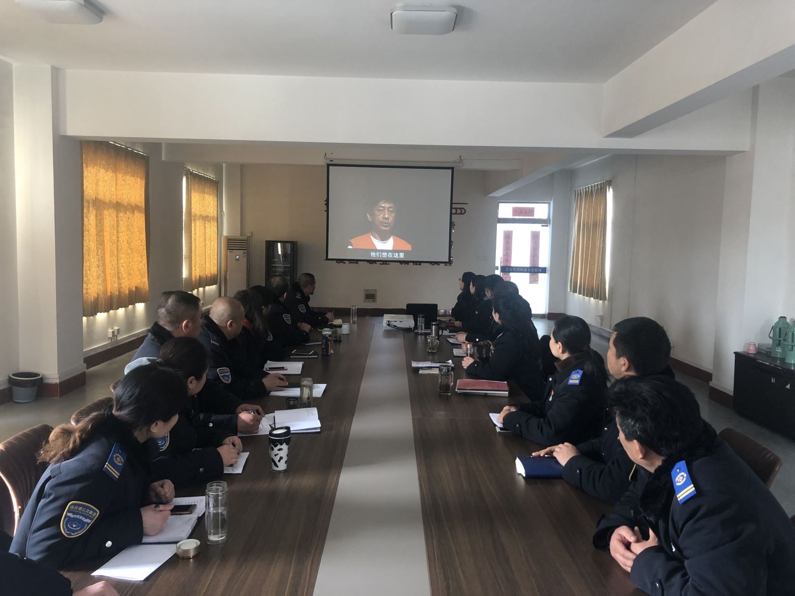 公交集團事業(yè)一部、經(jīng)營發(fā)展事業(yè)部組織觀看廉政教育片《遼寧人大原副主任宋勇案例》