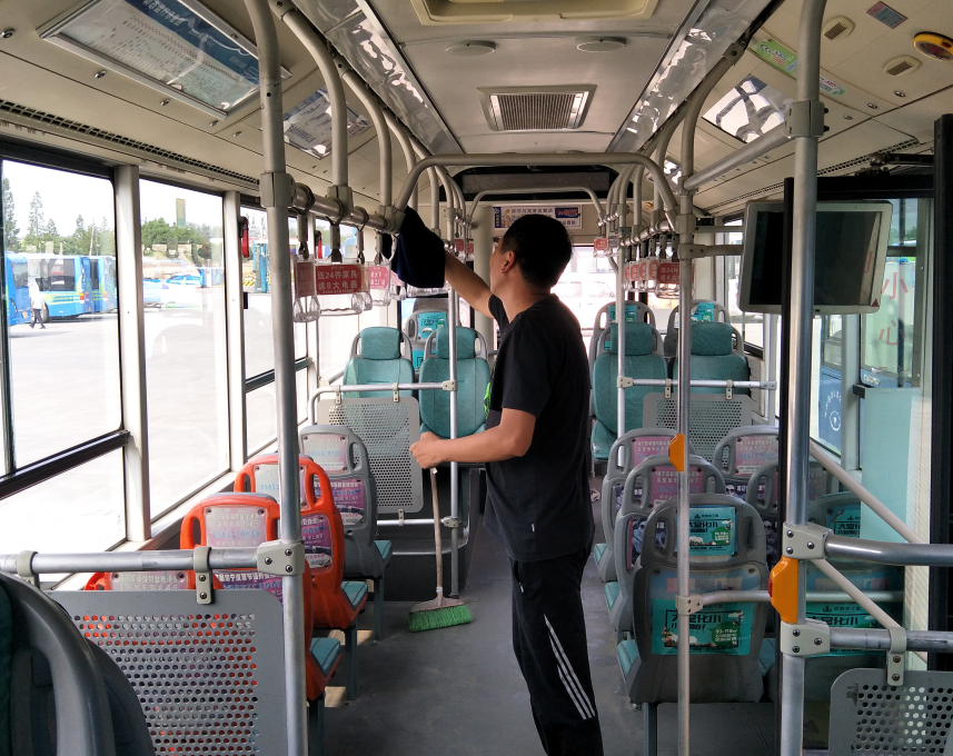 公交集團經營發(fā)展事業(yè)部開展清潔車輛衛(wèi)生活動