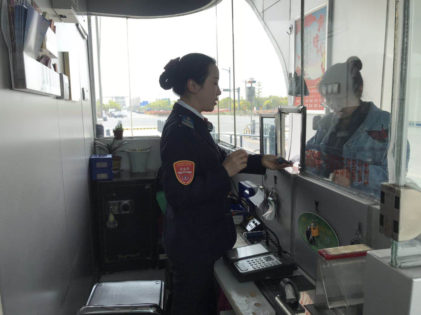 公交集團(tuán)快速公交事業(yè)部開展站臺(tái)綜合檢查