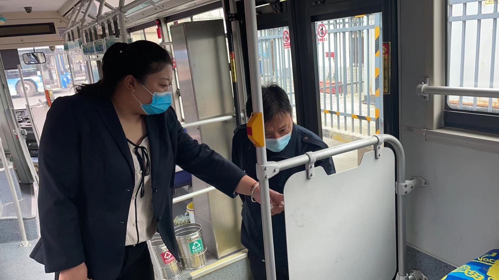 公交集團(tuán)公交事業(yè)一部樹(shù)立標(biāo)準(zhǔn)化 持續(xù)開(kāi)展車容車貌綜合檢查工作