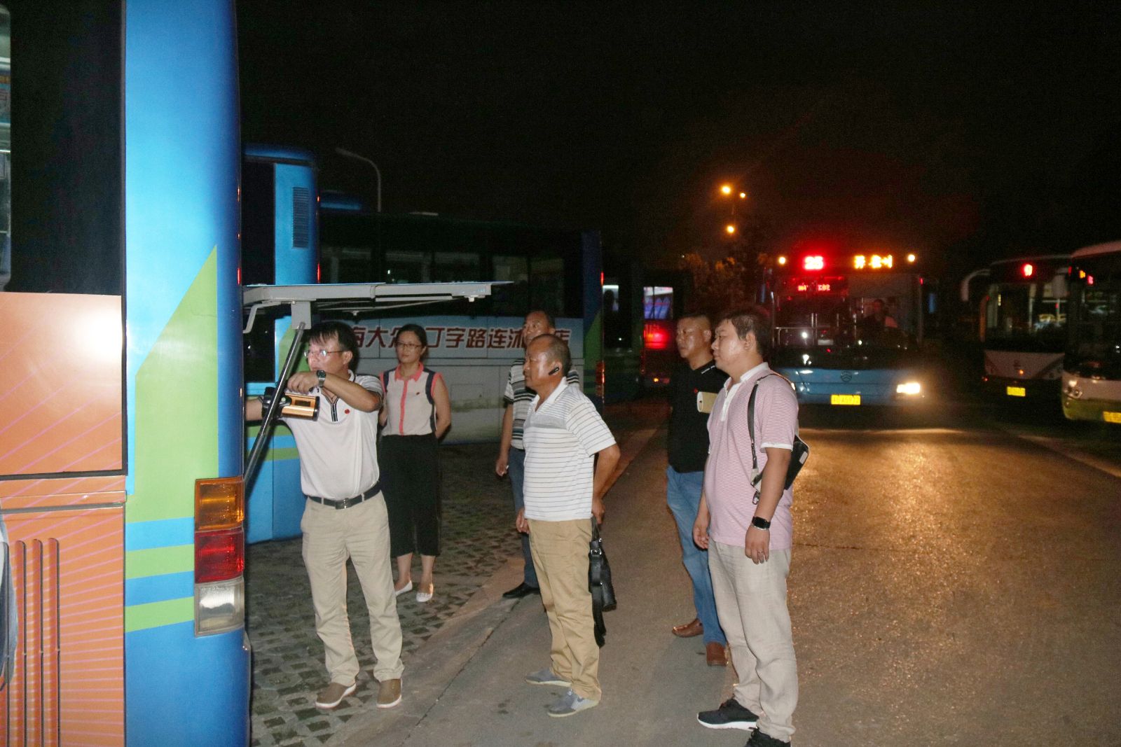 海通公交公司基層單位不畏高溫積極開展各項(xiàng)工作