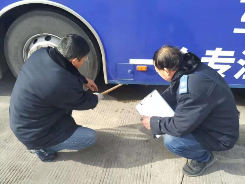 公交集團(tuán)海通公交公司開展車輛干燥瓶及儲(chǔ)氣筒排查工作