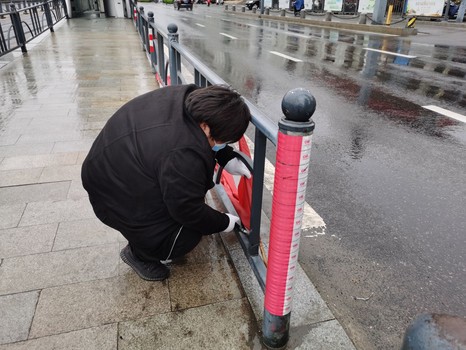 快速公交事業(yè)部開展站臺設(shè)施設(shè)備維護(hù)保養(yǎng)工作