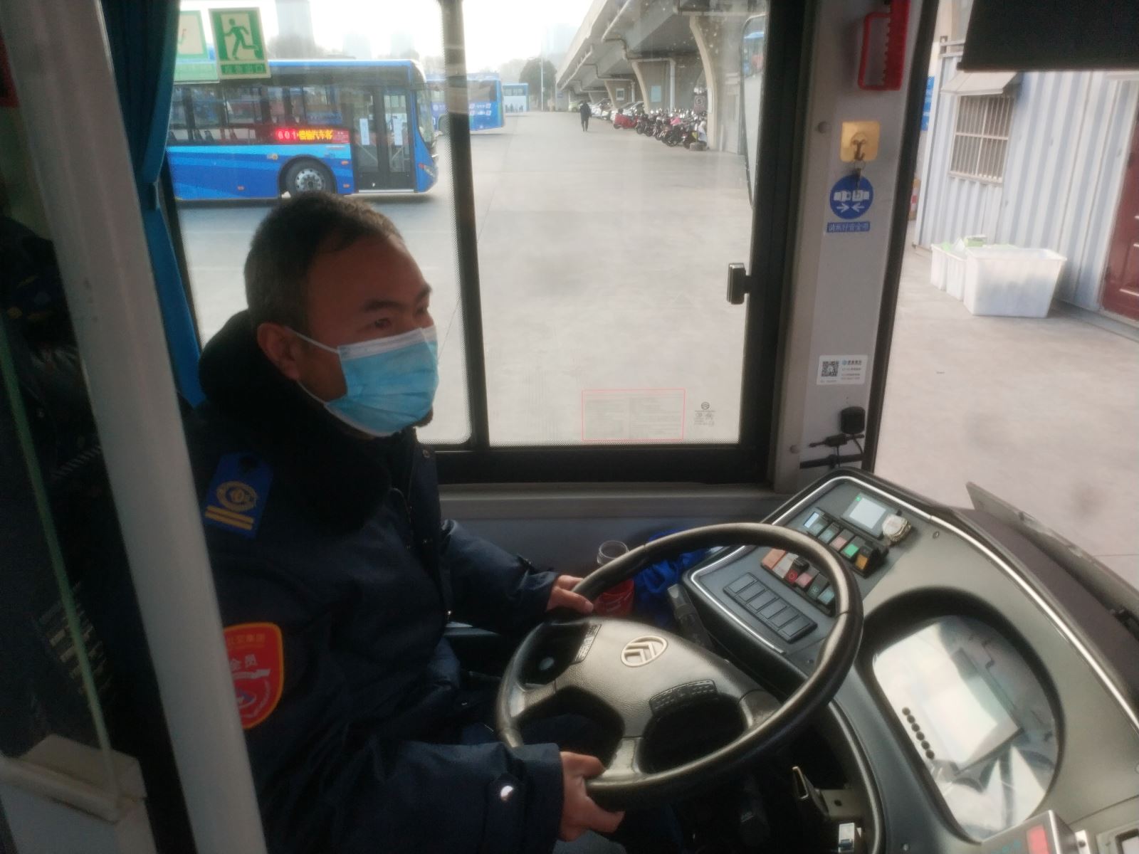 公交37路駕駛員蔣洪來及時(shí)歸還乘客丟失的手機(jī)