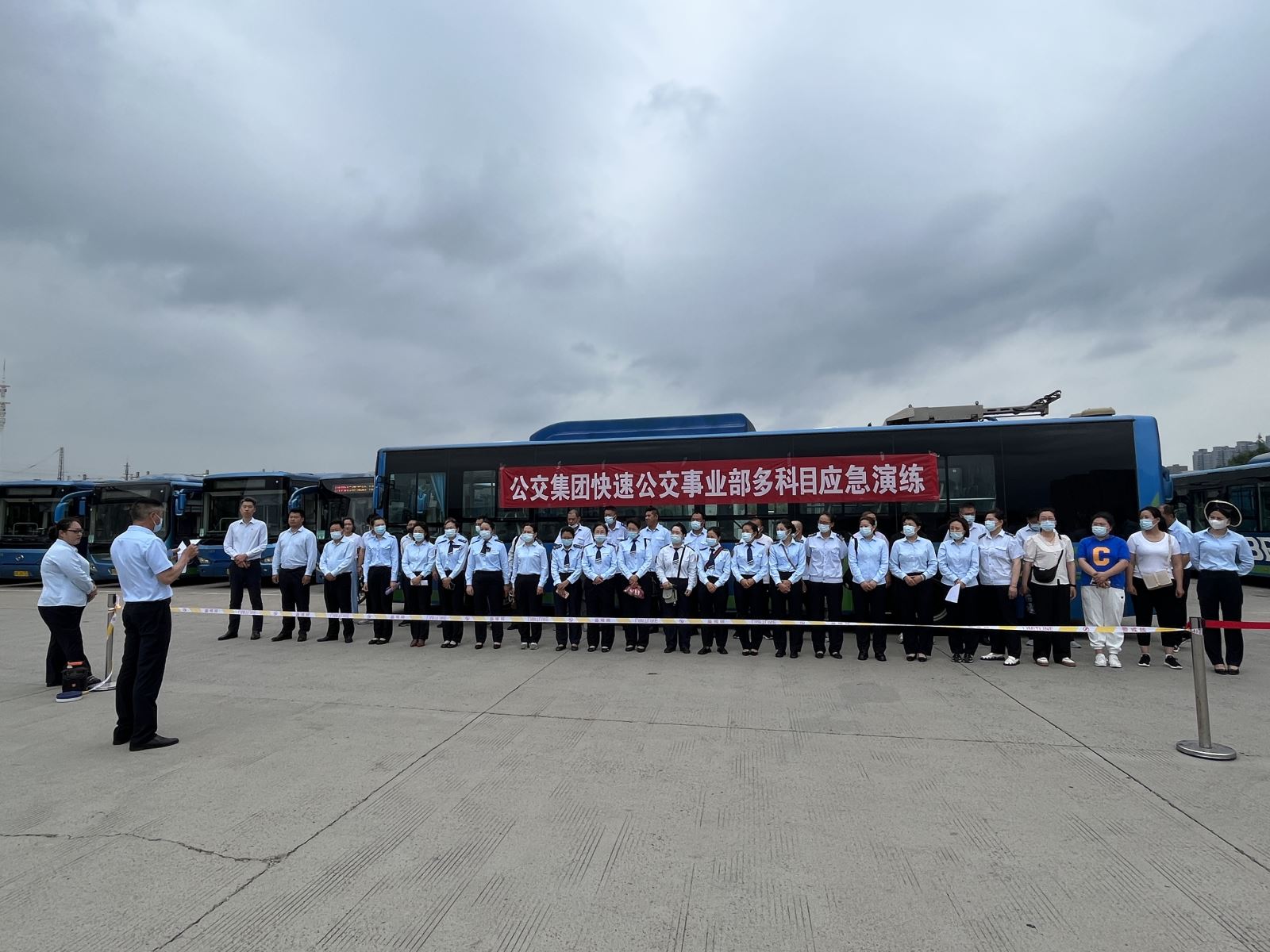 公交集團快速公交事業(yè)部開展“多科目應(yīng)急演練”