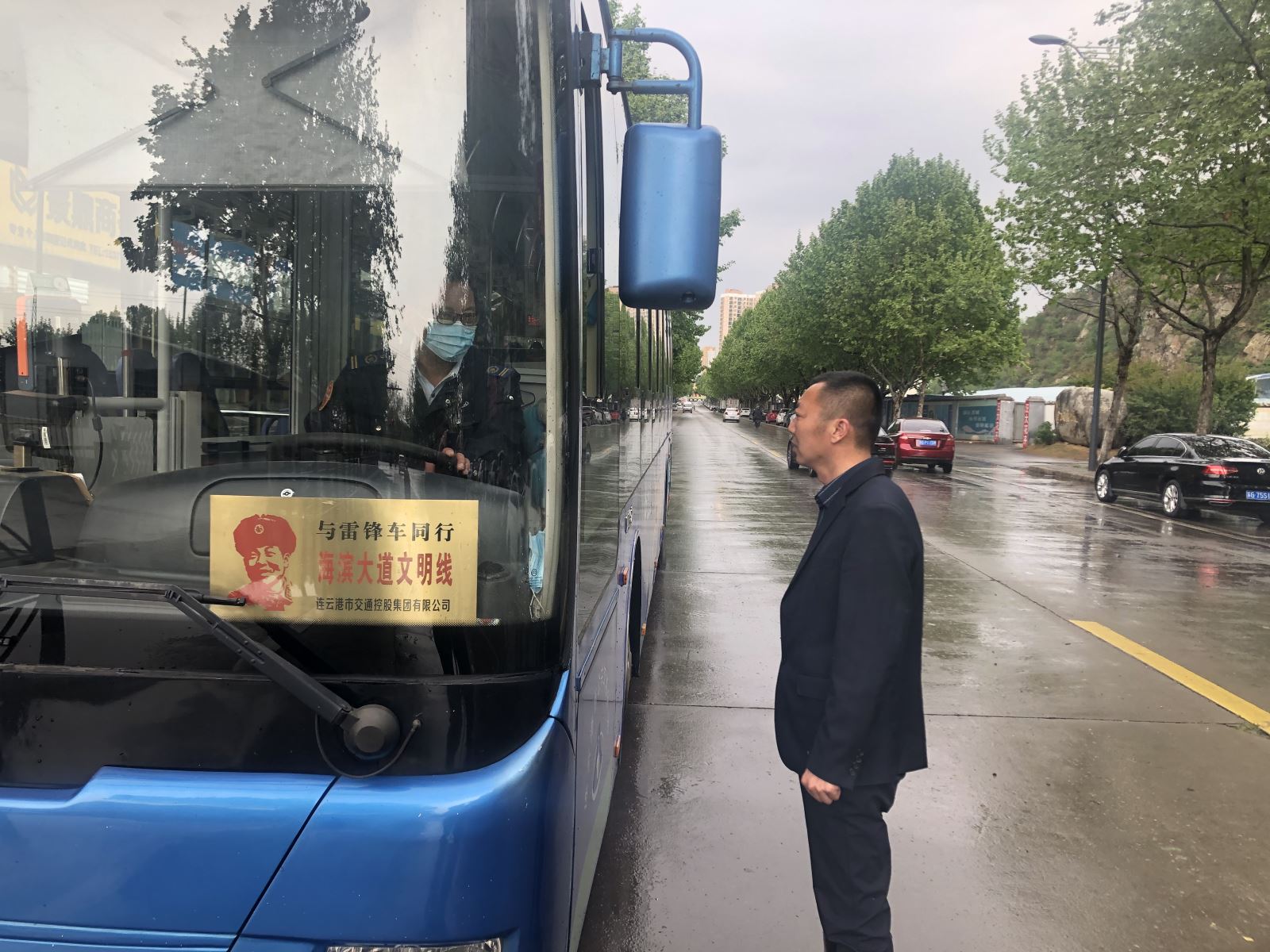 公交集團(tuán)公交事業(yè)二部積極應(yīng)對暴雨冰雹惡劣天氣