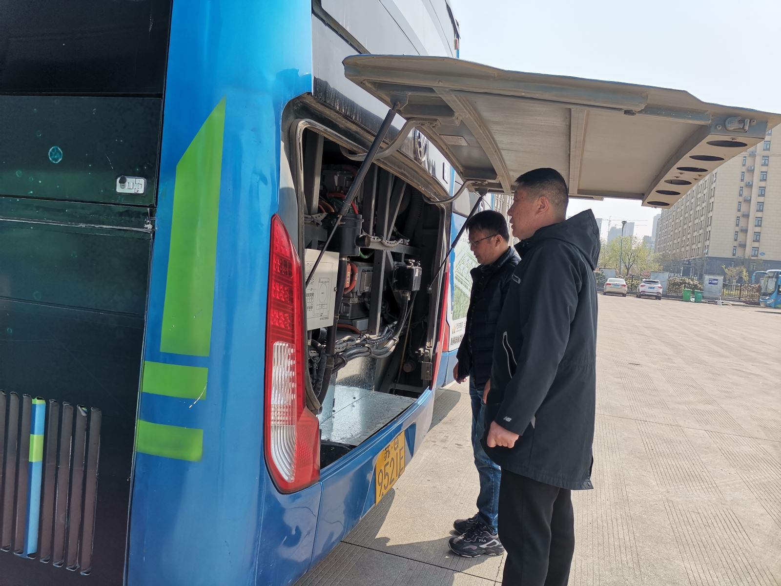 經(jīng)營(yíng)發(fā)展事業(yè)部開(kāi)展電動(dòng)車(chē)電池倉(cāng)柳絮清理工作