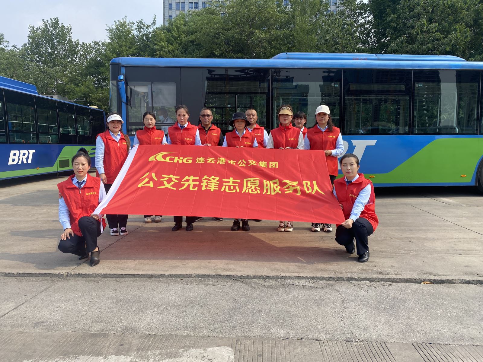 快速公交事業(yè)部開展“除草助創(chuàng)文， 行動亮初心”黨員志愿活動