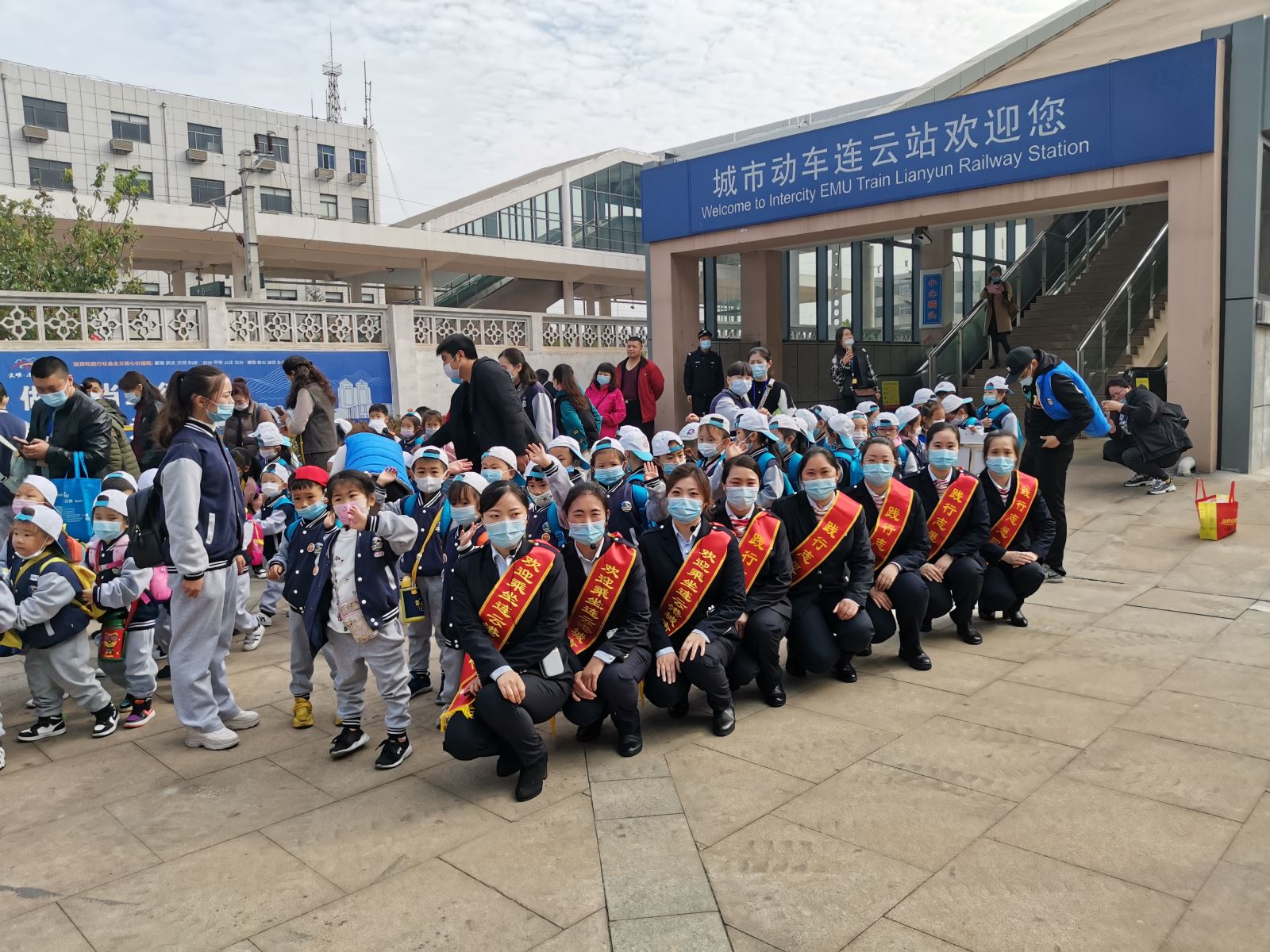 秋高氣爽，一群小乘客“蒞臨”城市動(dòng)車