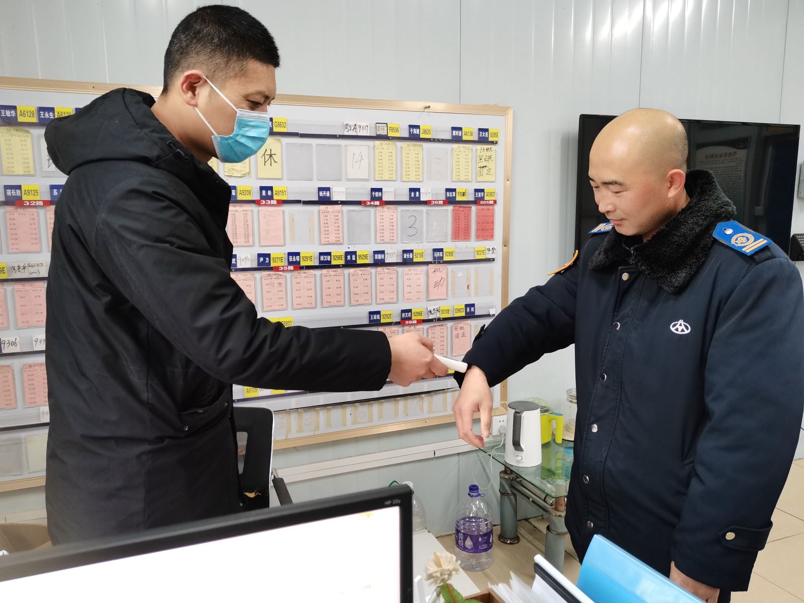 公交集團公交事業(yè)二部持續(xù)開展春運期間駕駛員崗前溫度酒精、血壓測試工作