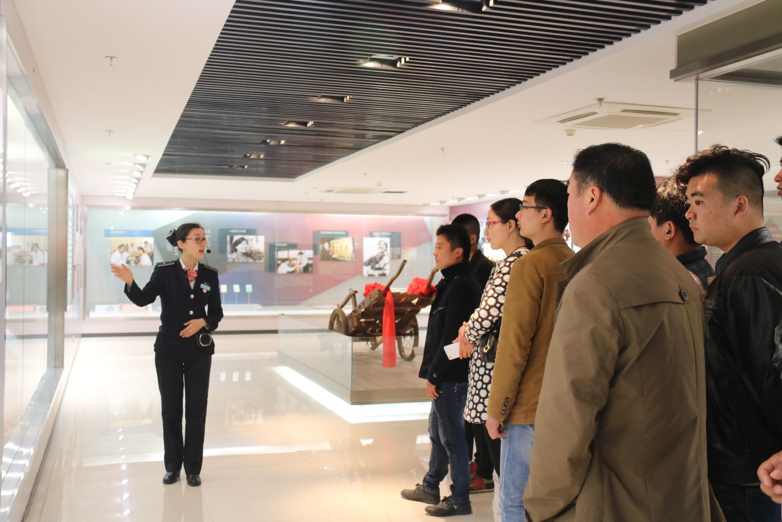 公交大浦廠、維修公司組織干部職工參觀“雷鋒車”事跡陳列館