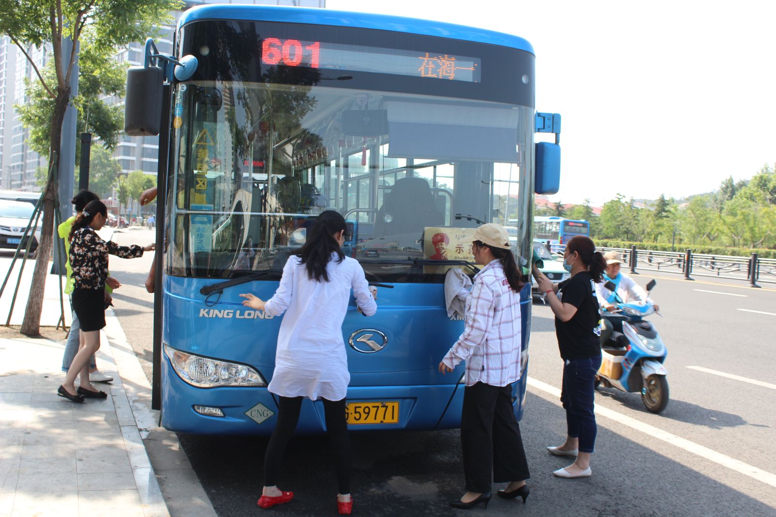 公交東部公司開展首末站“一趟一掃一抹”活動(dòng)