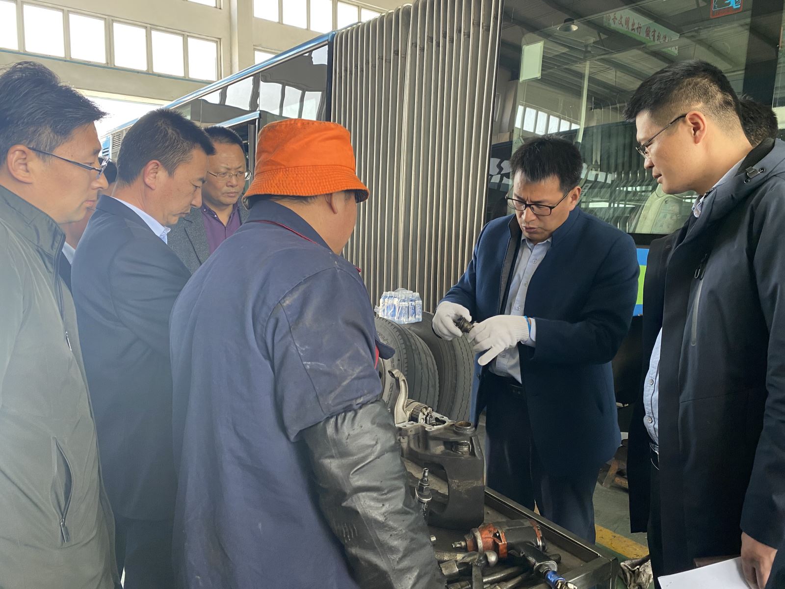 公交集團(tuán)機(jī)務(wù)技術(shù)事業(yè)部開(kāi)展機(jī)務(wù)現(xiàn)場(chǎng)會(huì)