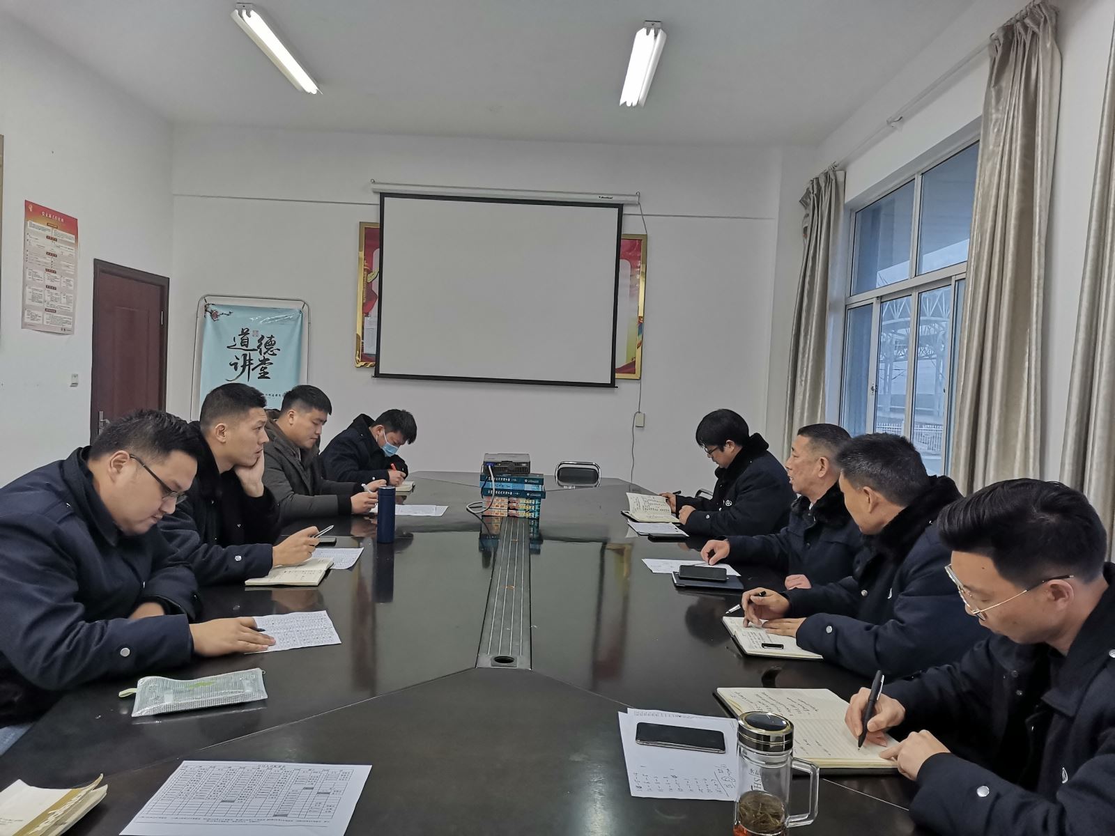 公交集團(tuán)公交事業(yè)二部召開惡劣天氣應(yīng)急部署會(huì)議