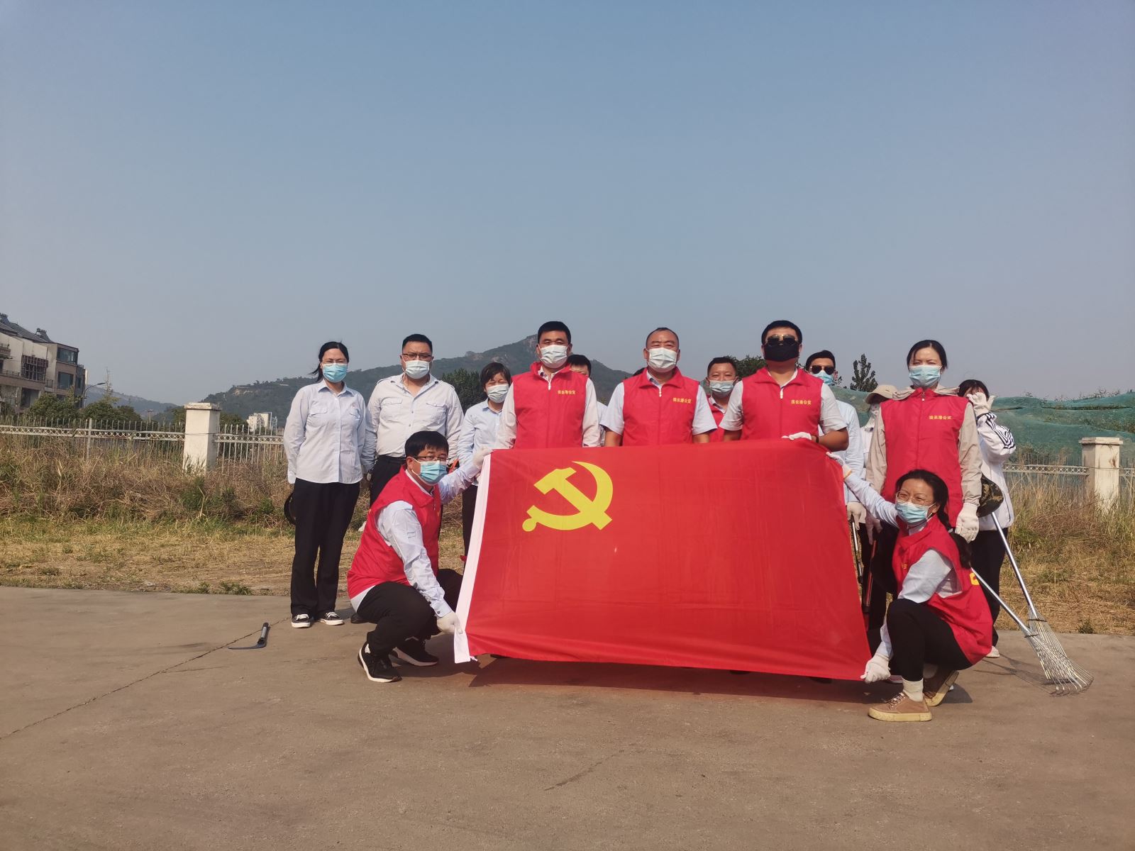 開展義務(wù)除草活動，積極推進創(chuàng)文工作