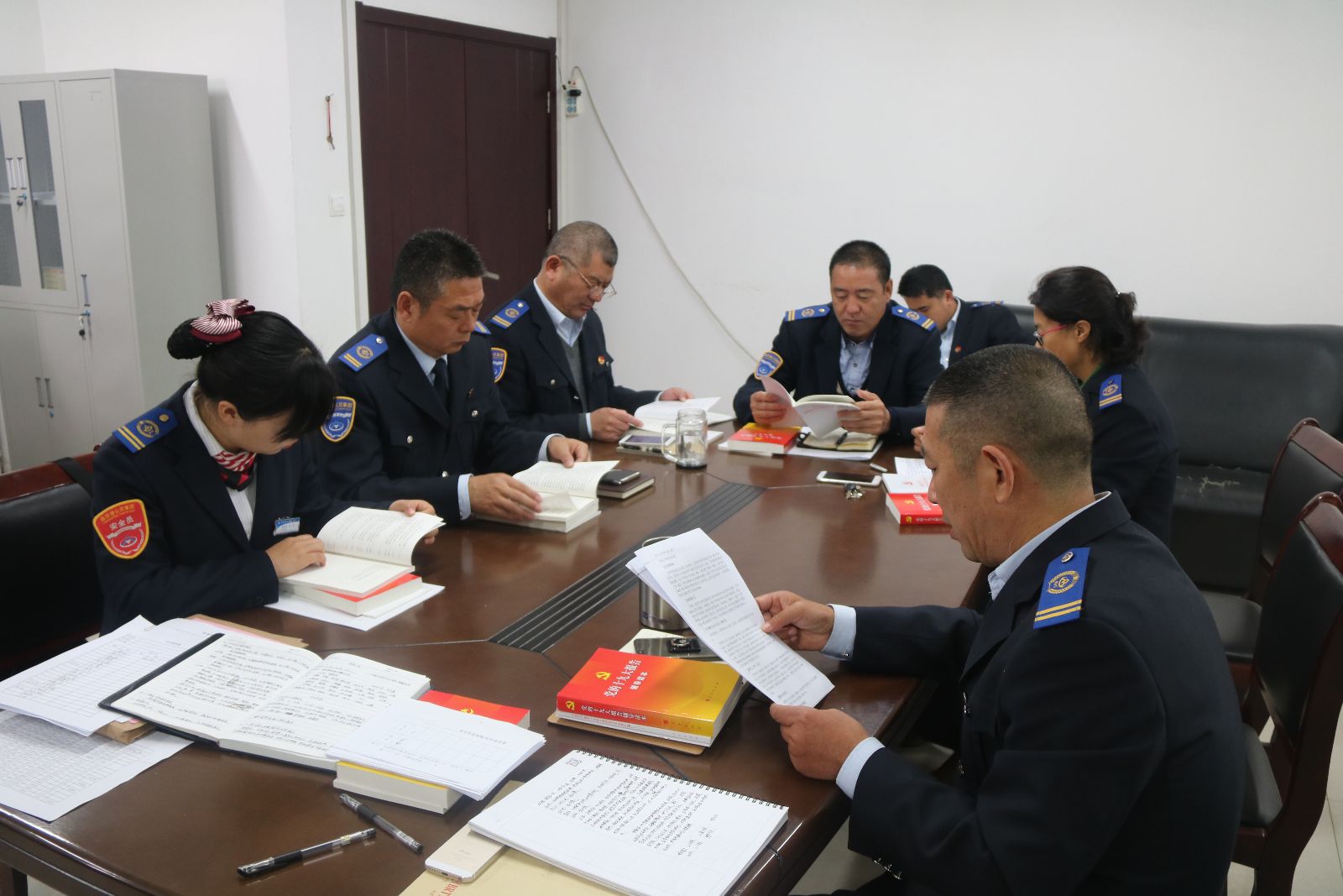 公交集團快速公司向全體黨員發(fā)放黨的十九大學(xué)習(xí)書籍