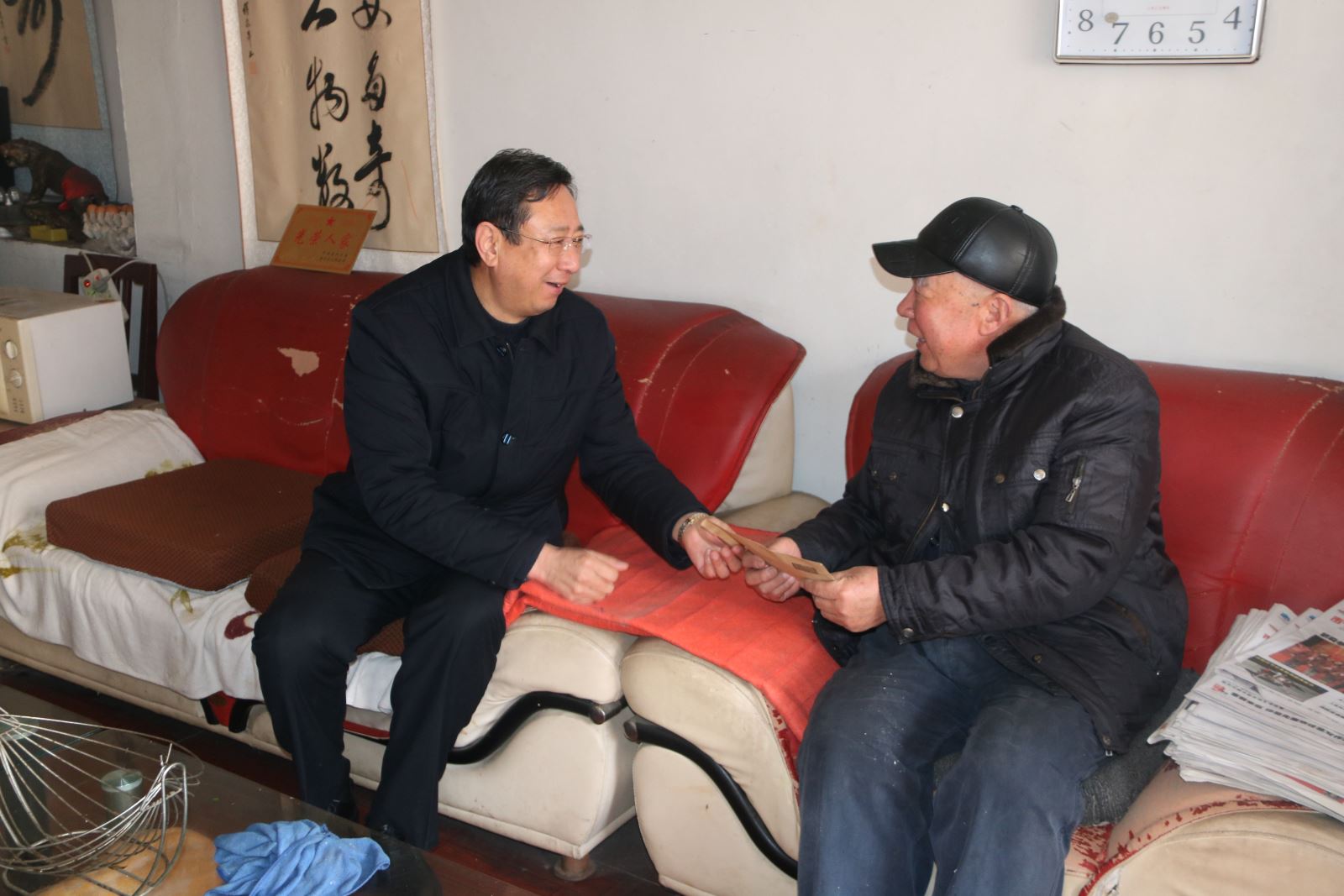 公交集團(tuán)走訪慰問(wèn)軍轉(zhuǎn)干部和困難黨員