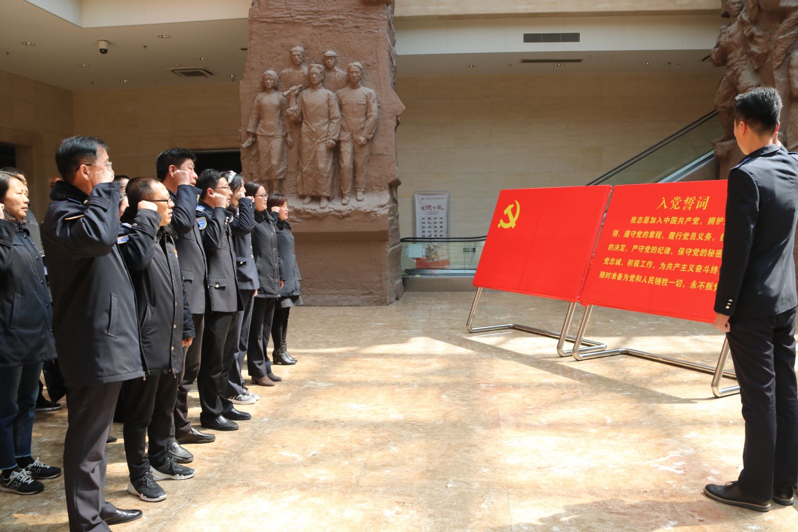 公交集團機關(guān)總支開展“緬懷先烈憶初心、傳承精神勇?lián)敗敝黝}黨日活動